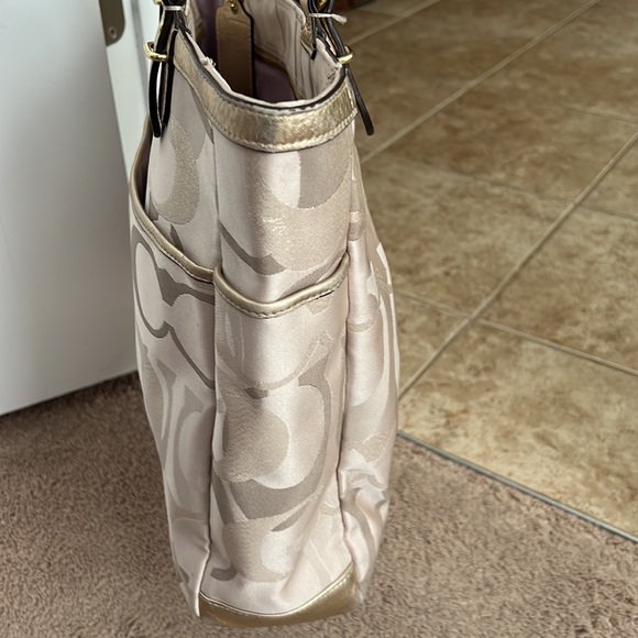 Used Coach Good Metallic Purse No. C1261-F19675. - Picture 5 of 16